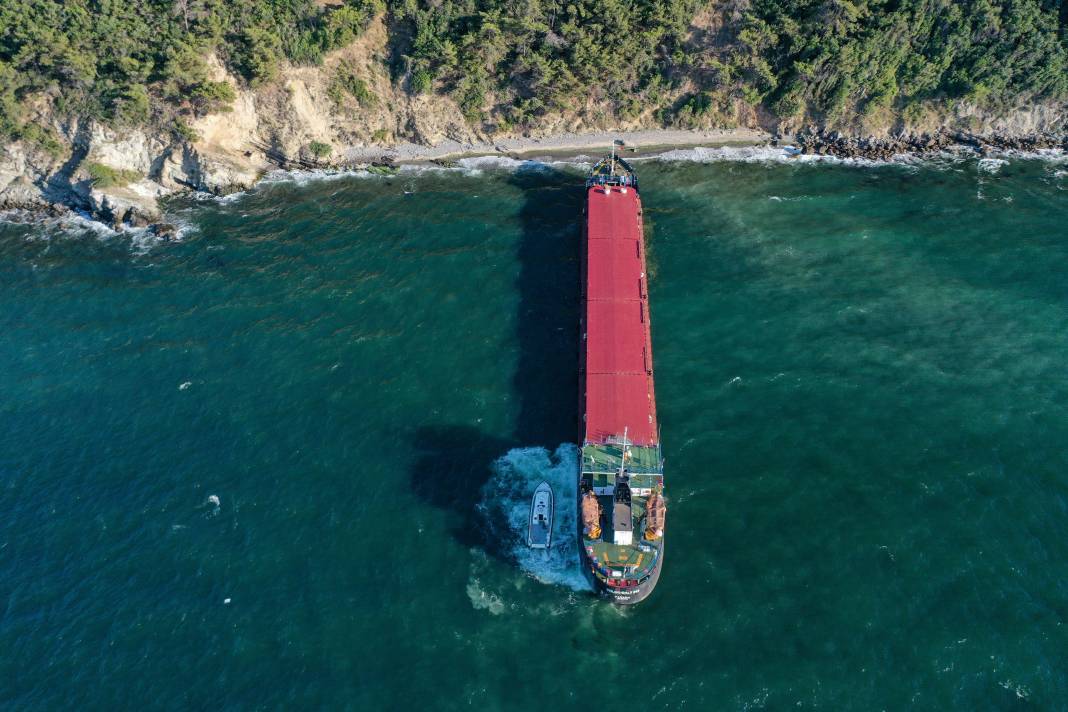 Mudanya'da karaya oturan kargo gemisi kurtarıldı 11